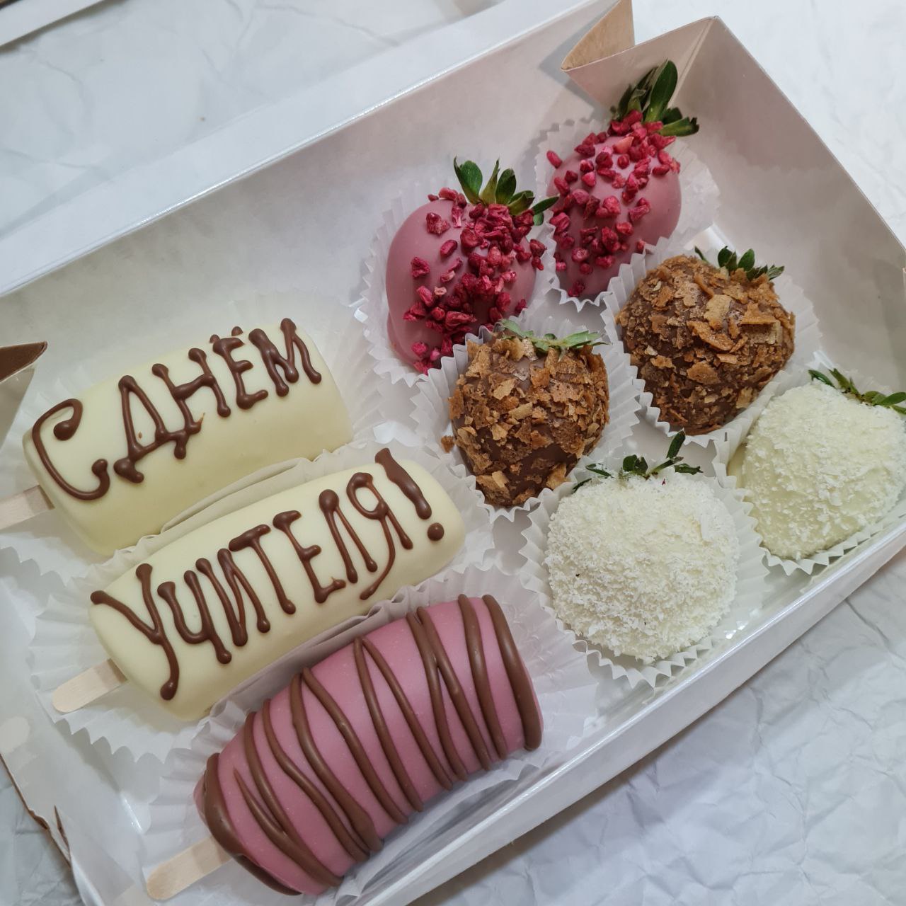 Клубничный набор n47 из 3 бананов и 6 ягод клубники.